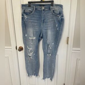 Judy Blue 20W Plus Boyfriend Fit Distressed Paint Splatter Cropped
